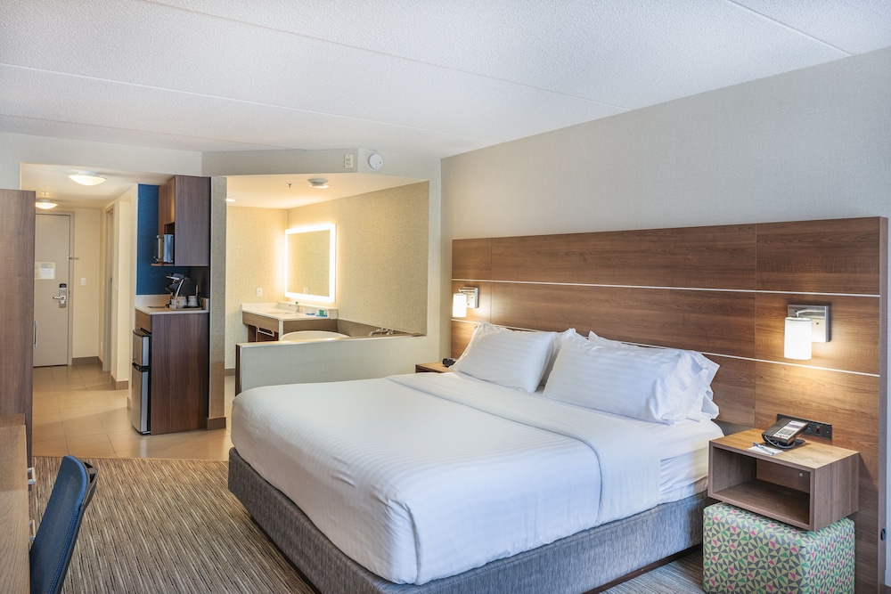 Suite, 1 King Bed - Photo 3