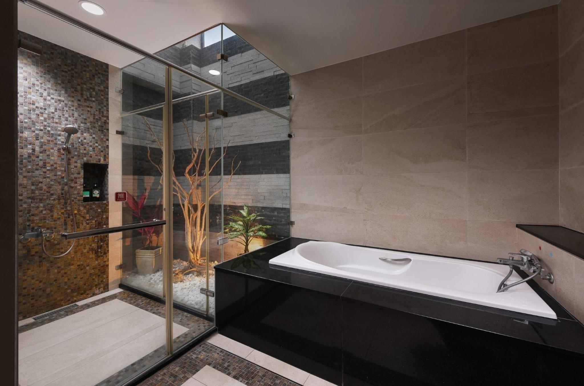 Garden View Deluxe Double Room with Bathtub - Photo 6