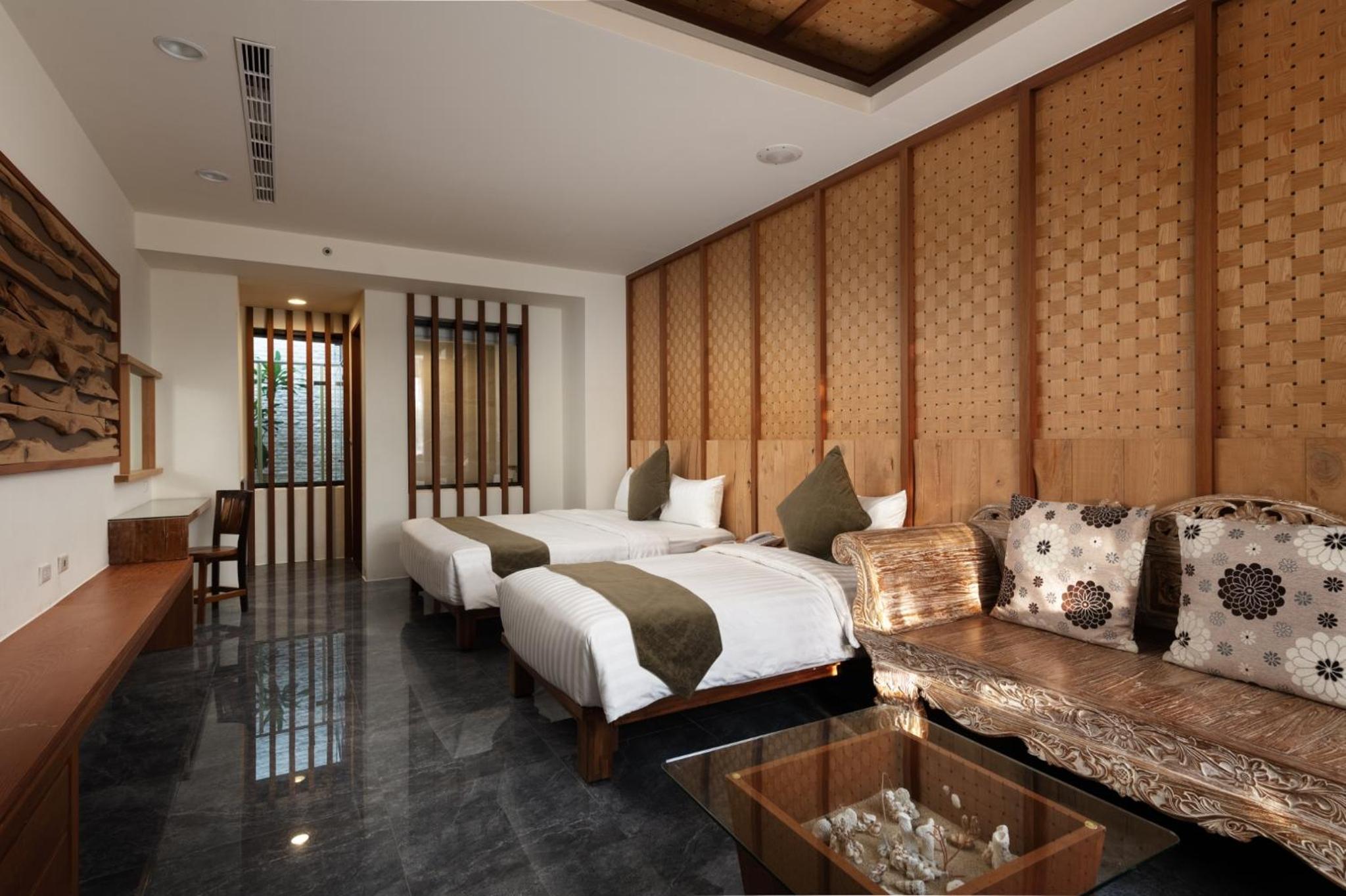 Garden View Deluxe Triple Room with Bathtub photo 2