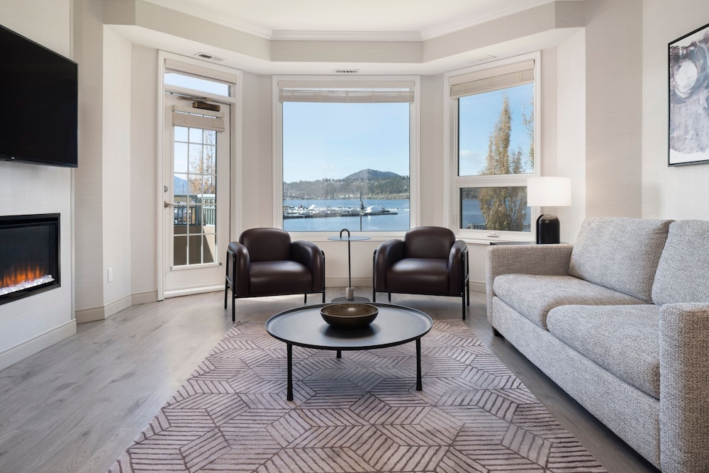 Grand Room, 2 Bedrooms, Lake View (Balcony) - Photo 1
