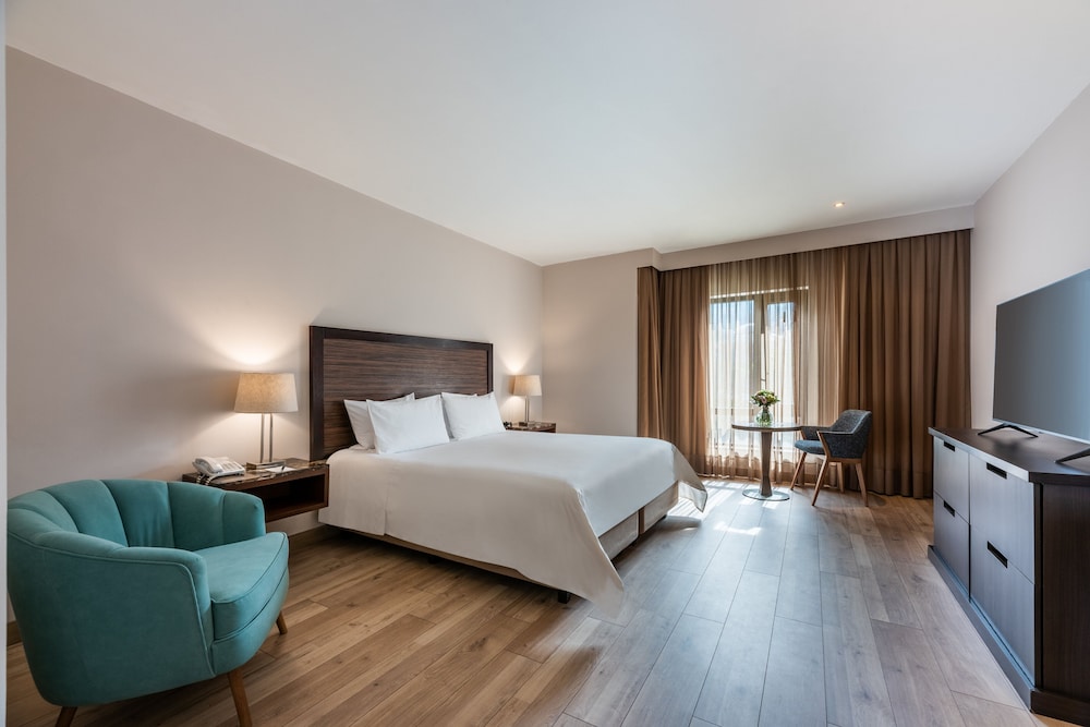 Junior Suite, 1 King Bed with Sofa bed - Photo 2