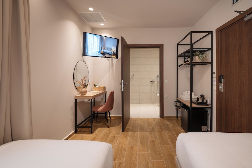 Standard Twin Room, AMEA-Disabled Room - Photo 4