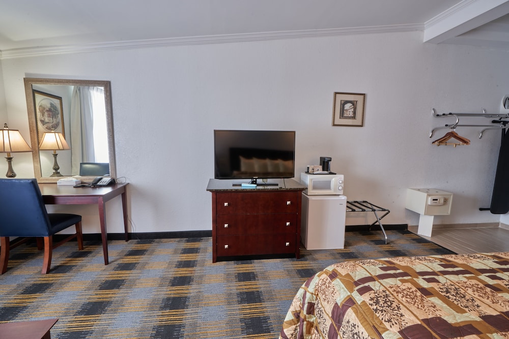 River-view, 1 King Bed with Balcony photo 3