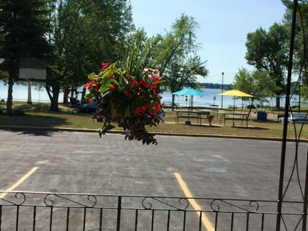 Deluxe Room, 1 Queen Bed, Refrigerator & Microwave, Lake View photo 1