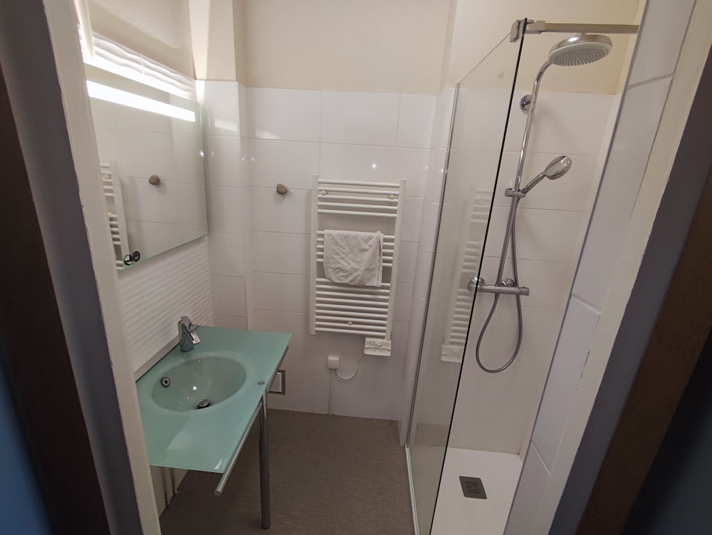 Superior Quadruple Room, Roll-in Shower photo 3