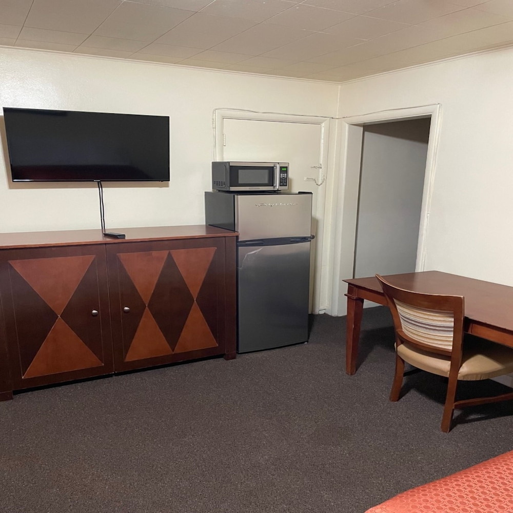 Economy Room, 2 Double Beds, Refrigerator & Microwave photo 2