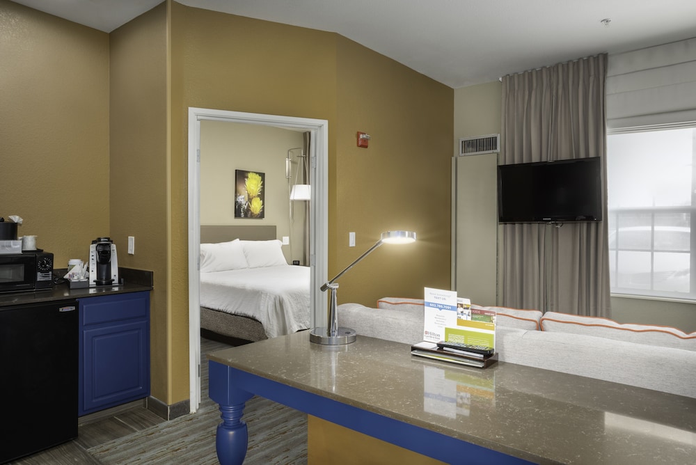 Suite, 1 King Bed, Accessible w/ Tub - Photo 4