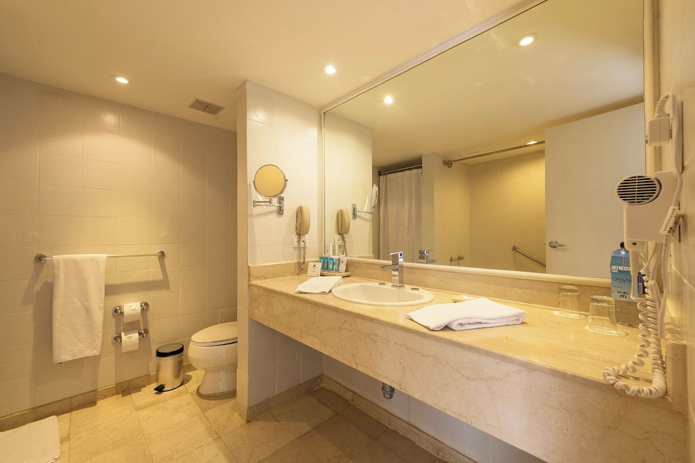 Luxury Room, 1 King Bed, Ocean View - Photo 4