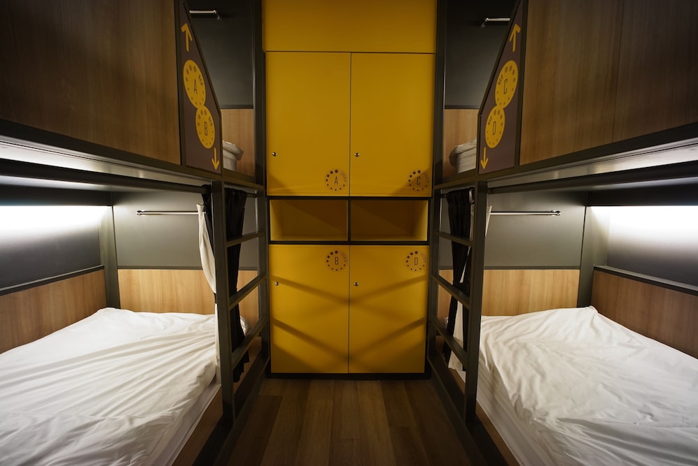 Bed in 4 Single Bed Dormitory Room photo 1