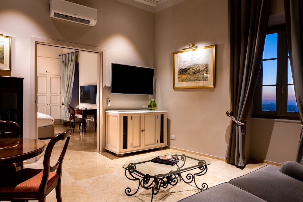 Deluxe Suite - Photo 7
