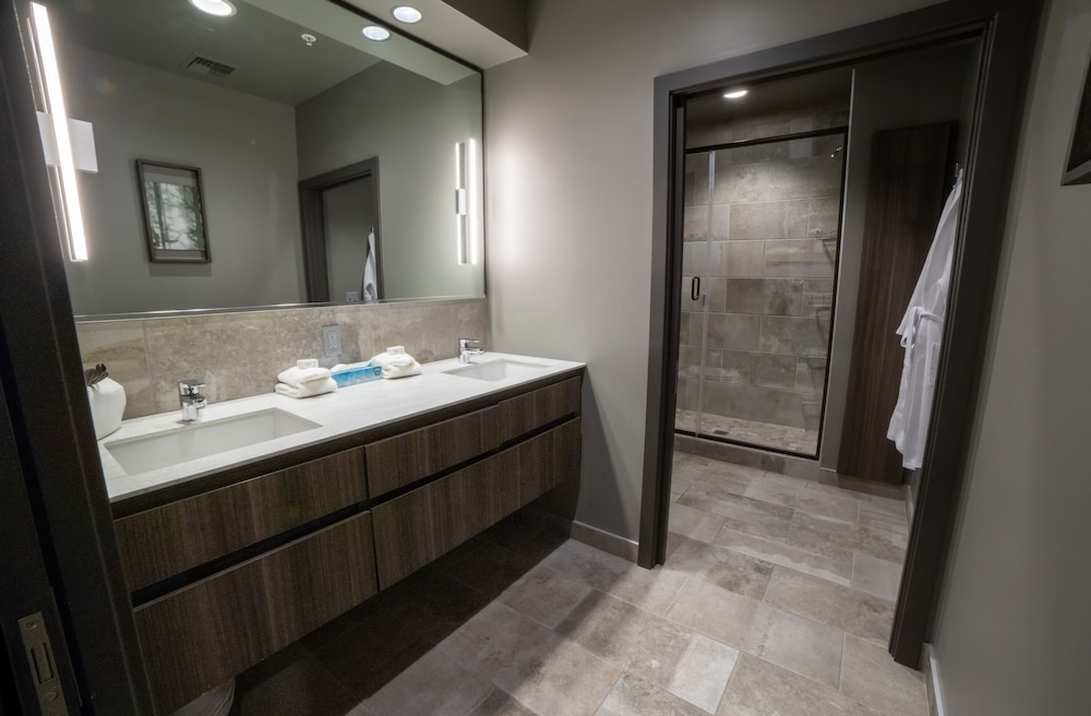 Montvale Deluxe Suite - Photo 16