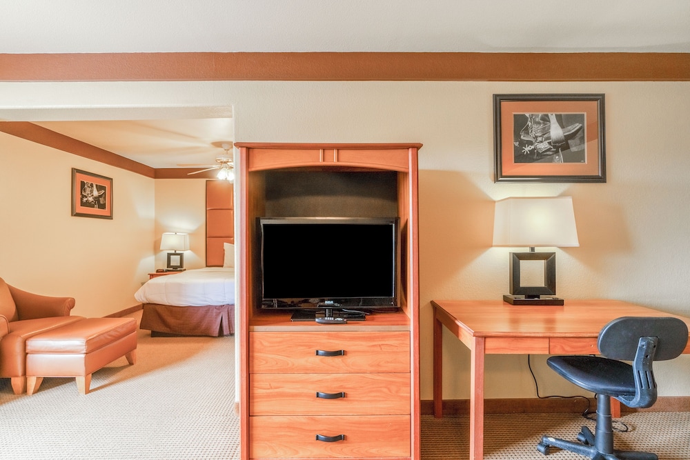 Suite, 1 King Bed, Non Smoking (Jacuzzi Tub) - Photo 5