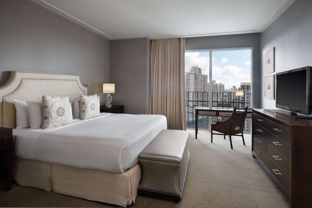 Premier Suite, 1 King Bed, Non Smoking, Kitchen (Tower) - Photo 3