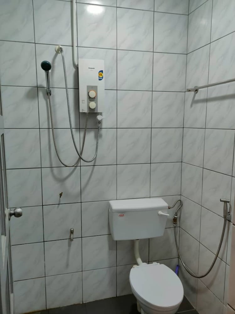 Family Room, Shared Bathroom photo 2