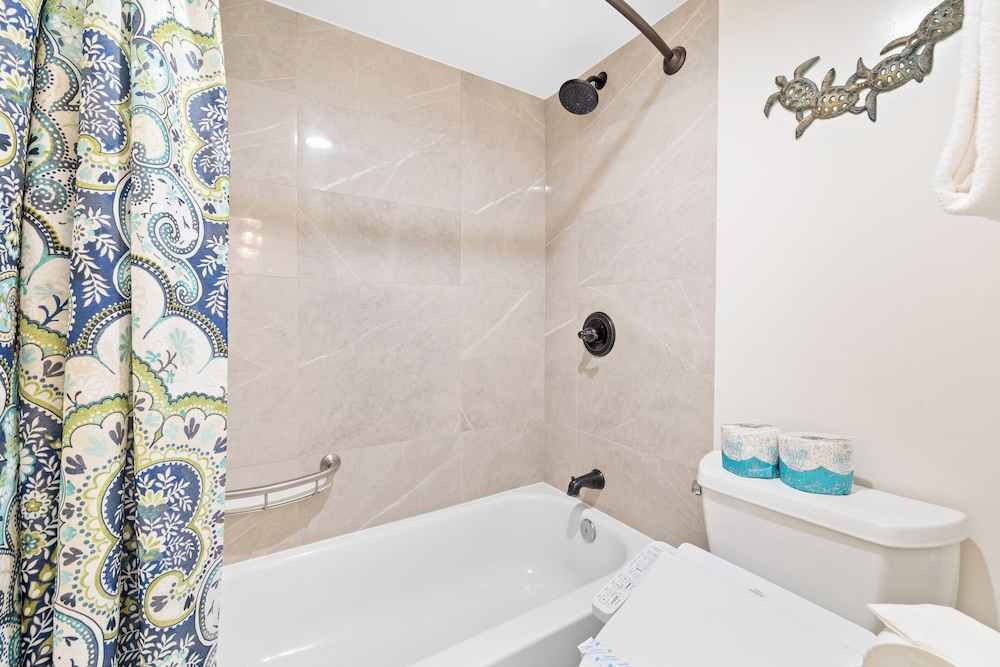 Diamond Head and Ocean views with King Bed and Parking: Condo, 1 Bedroom, Air conditioning, Ocean View (0146) photo