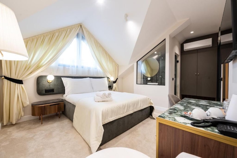 Premium Double Room, 1 King Bed, Non Smoking, City View photo 3