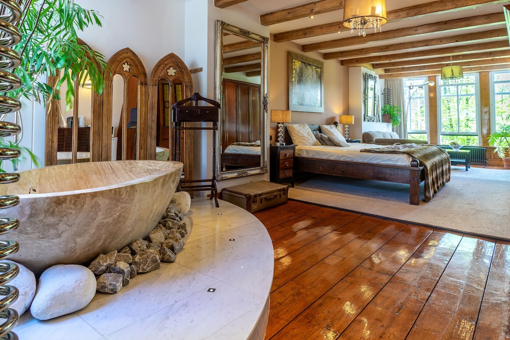 Superior Room, Jetted Tub