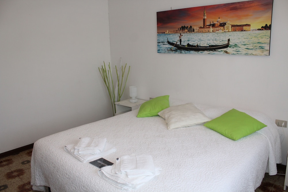 Standard Double Room, Shared Bathroom photo 2