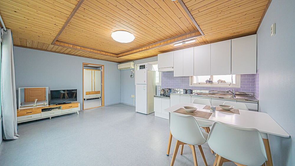 A: Red - 1F (1 Bed Room / 1 Living Room) photo 1