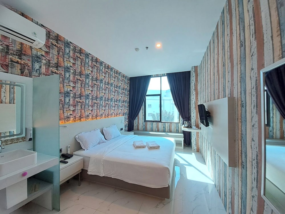 Deluxe Double or Twin Room