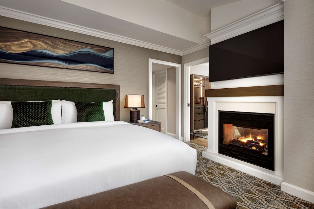 Fairmont Gold, Junior Suite, 1 King Bed - Photo 1