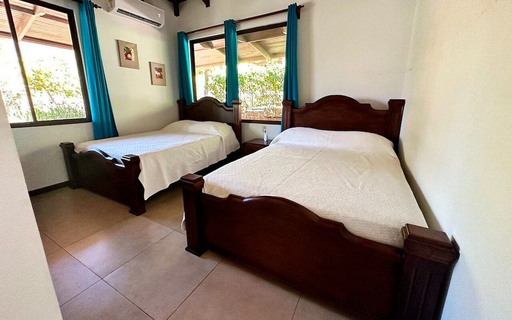 Villa Junior, junto a la piscina