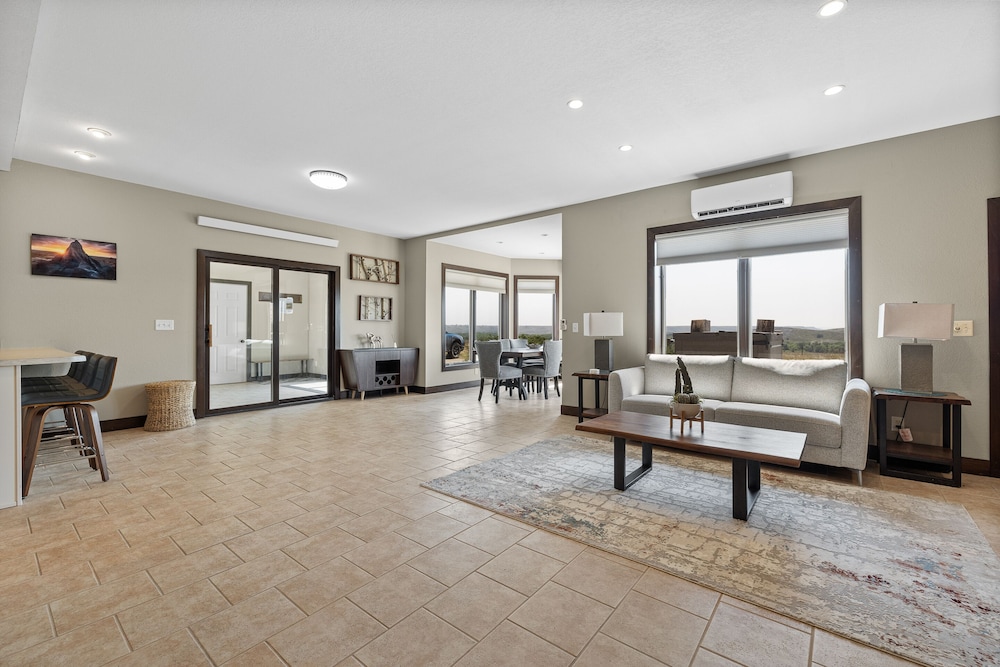 Luxury House, 4 Bedrooms, Hot Tub, Hill View photo 3