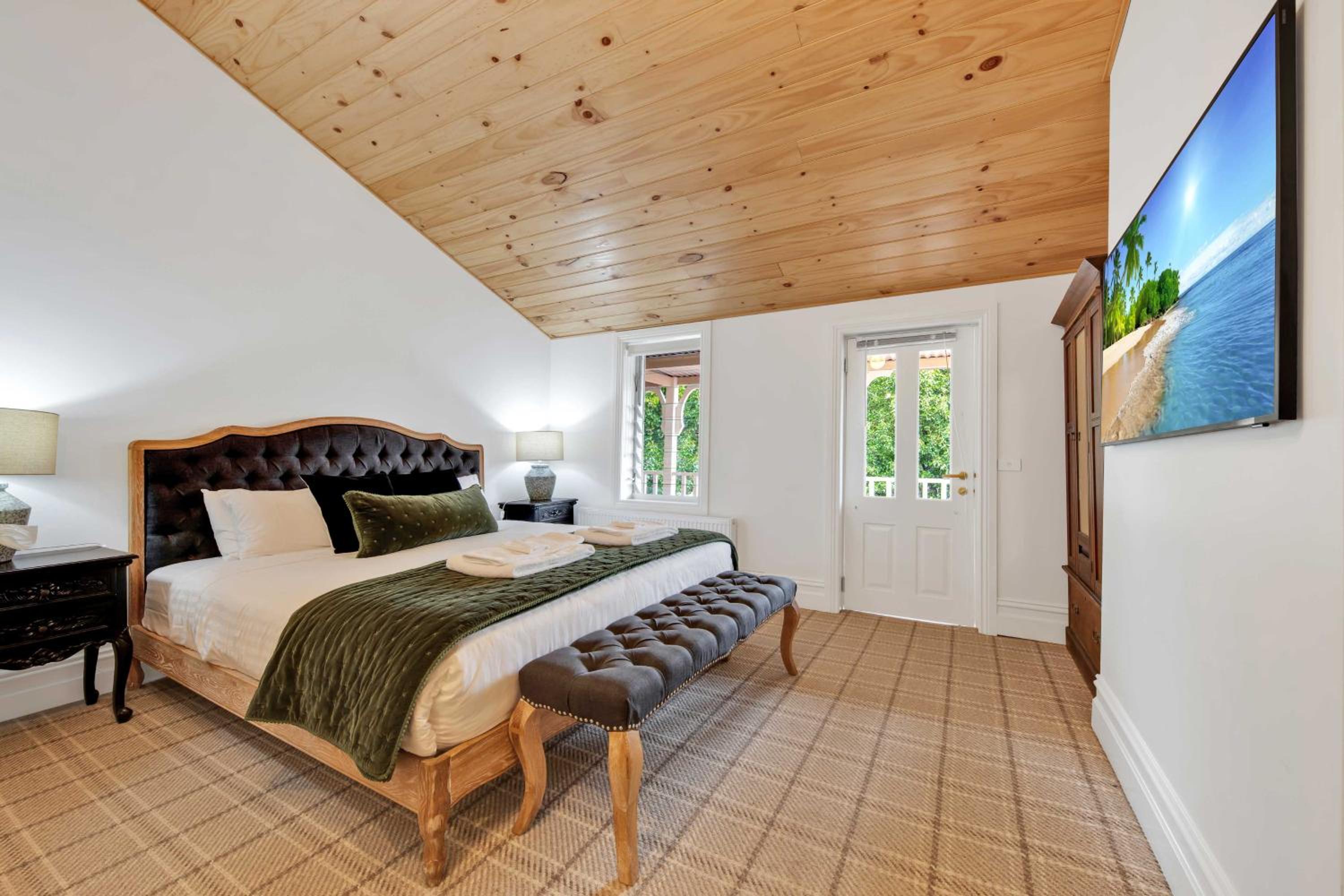 Deluxe King Suite photo 3