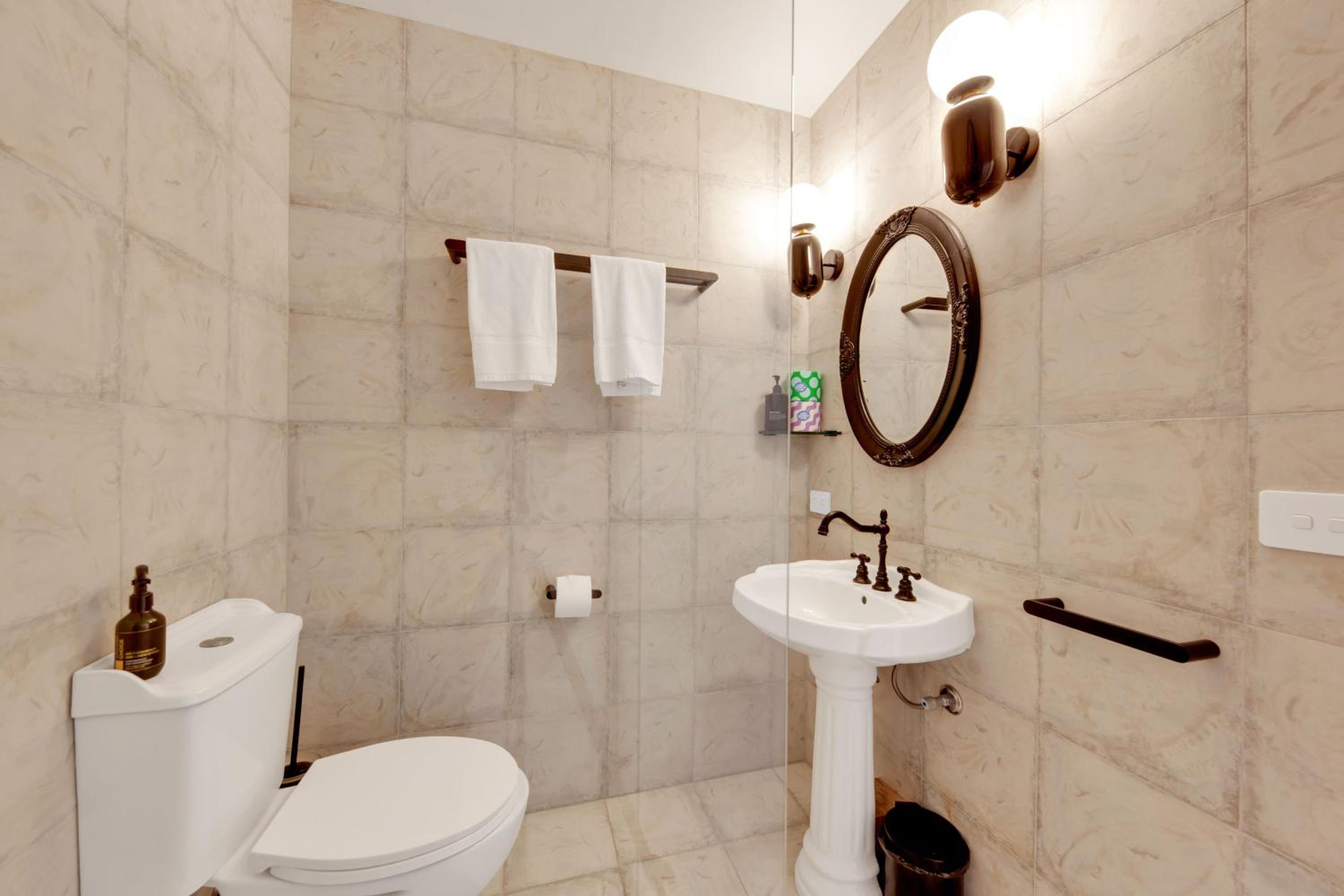 Deluxe King Suite photo 2