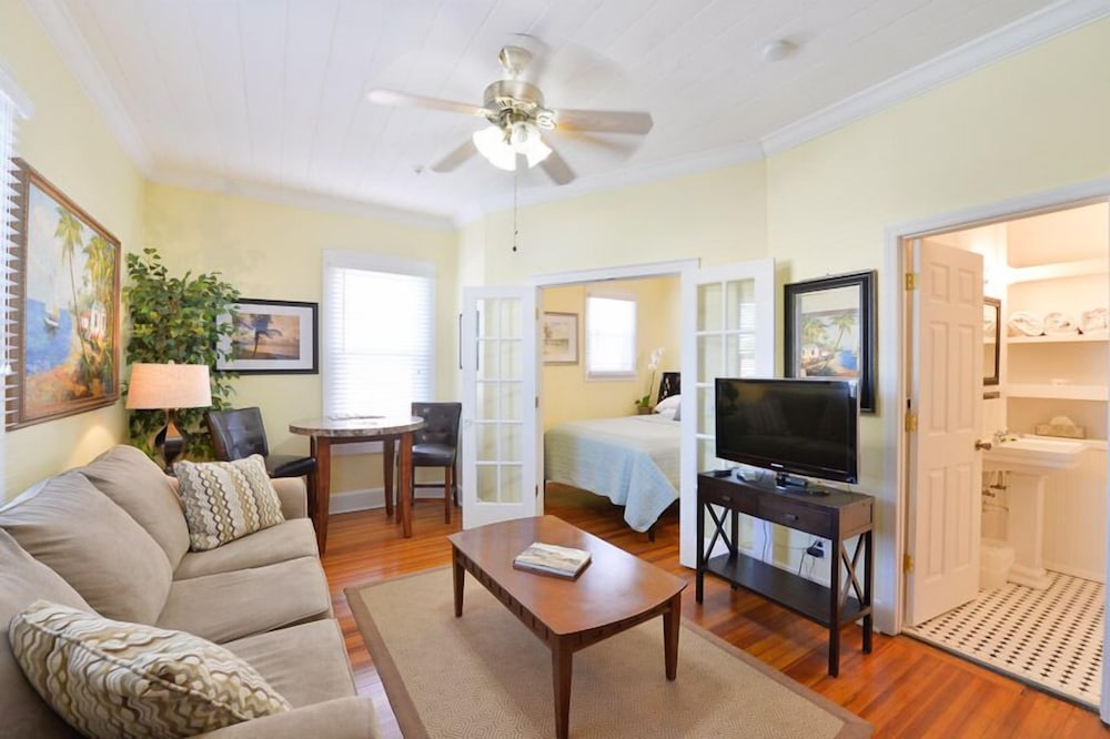 Deluxe Double Suite Room 7, 1 Queen Bed , 1 Full Bed, Kitchenette