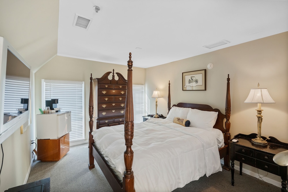 The Bugsy Siegel Guestroom