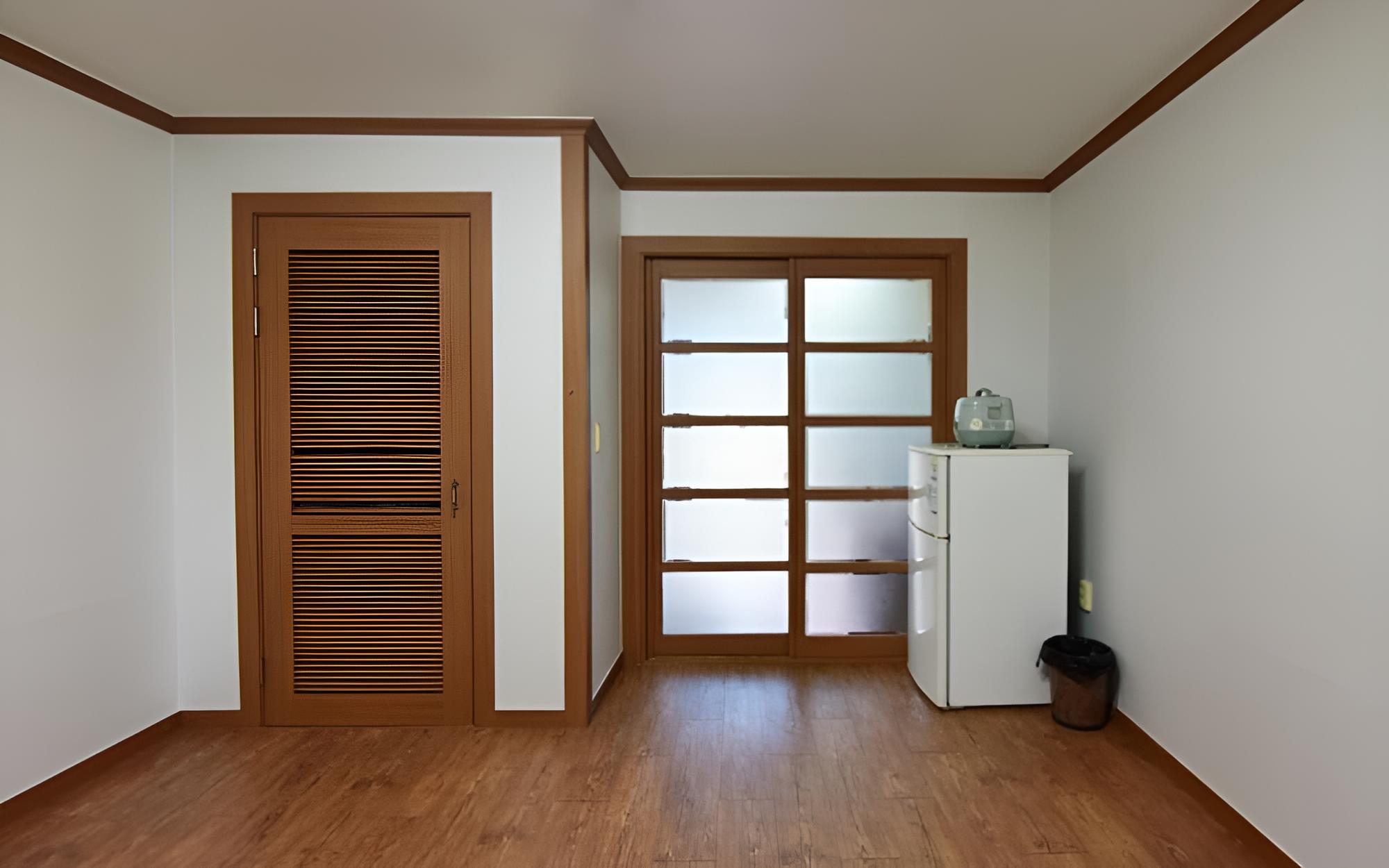 Room (108) photo 1