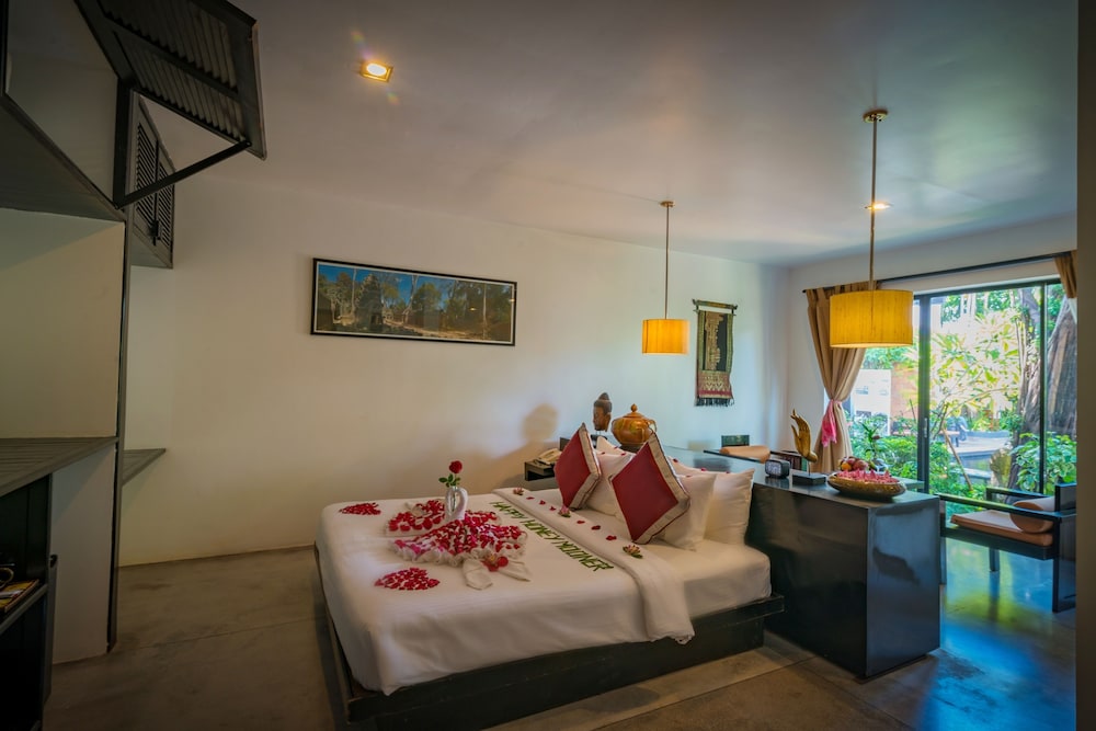 Suite with Pool View - Free Pick Up and Transfer