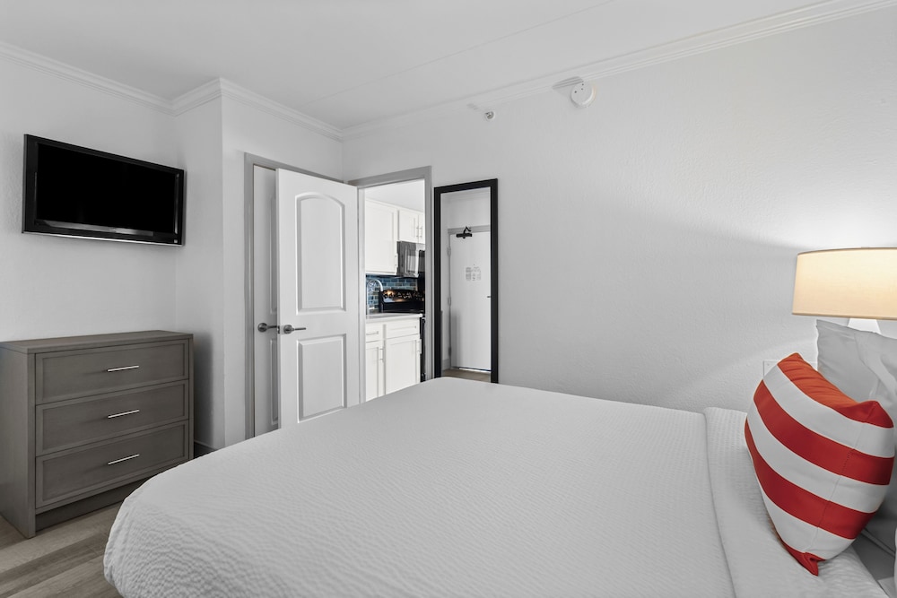 Schooner Oceanfront Deluxe Junior Suite - Photo 10