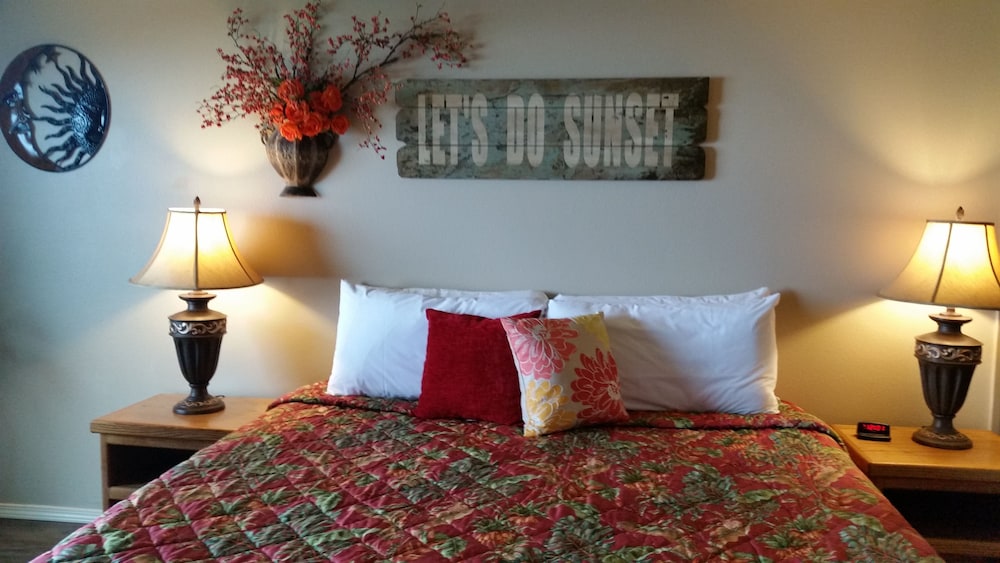 (D) Signature Room, 1 King Bed, Kitchen, Ocean View (No Children or Pets) photo 1