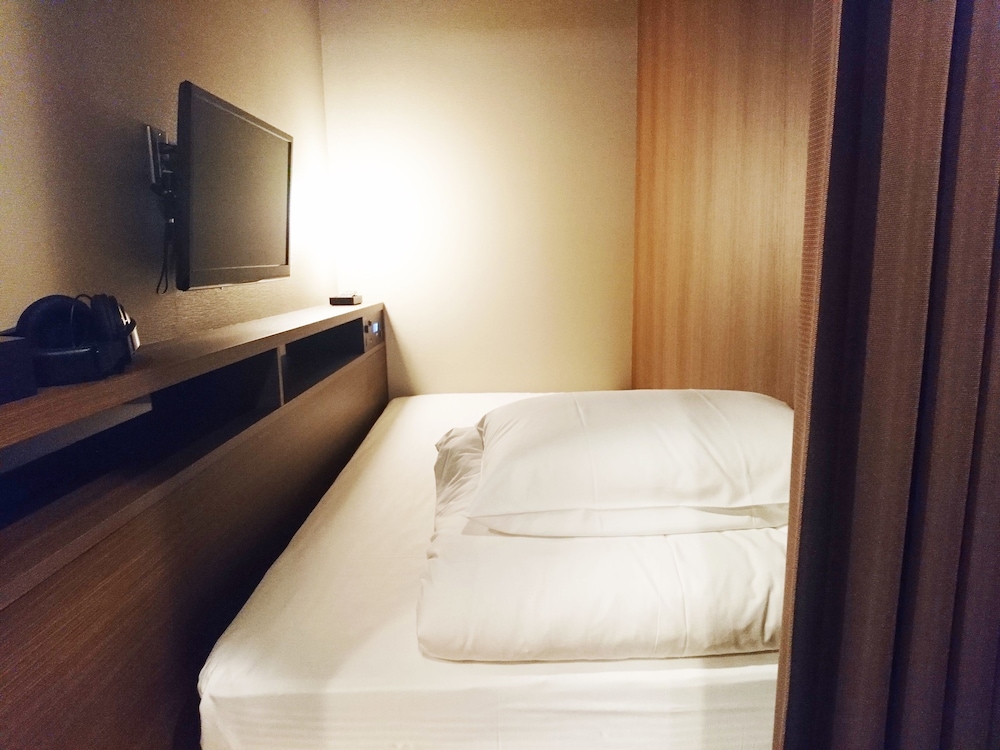 Basic Single Room, Women only