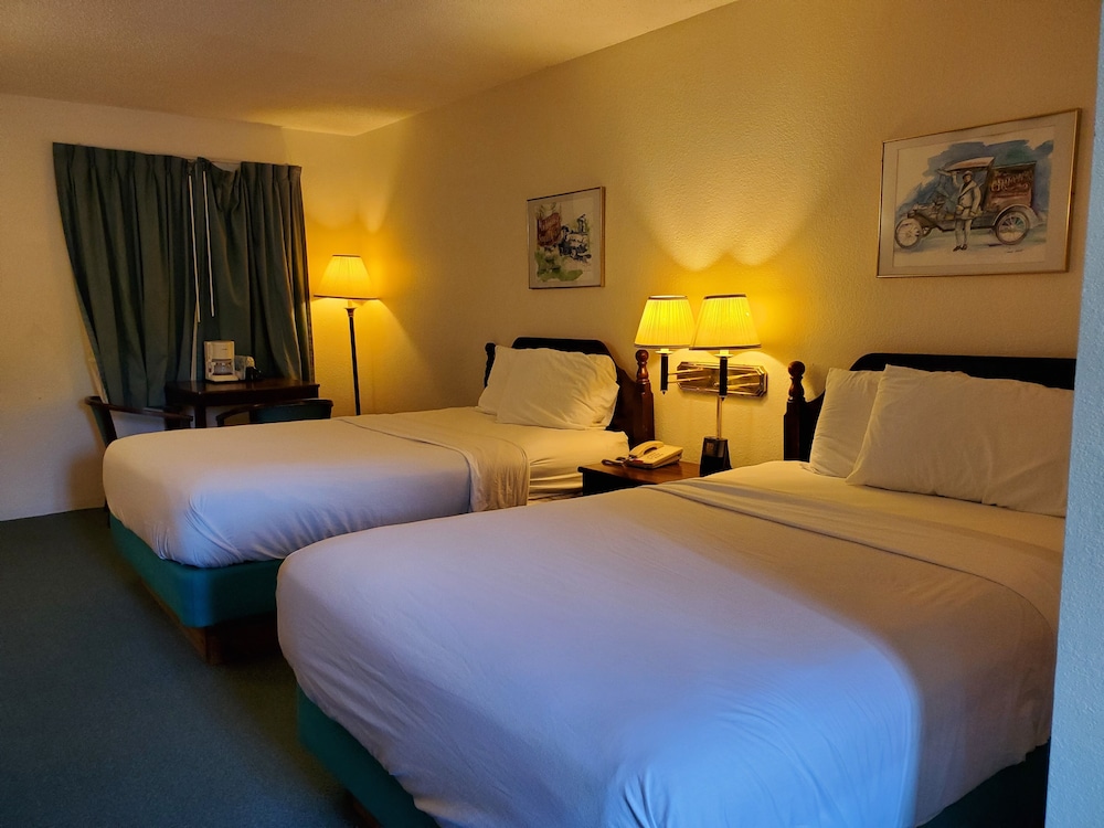 Standard Room, 2 Double Beds, Poolside photo 1