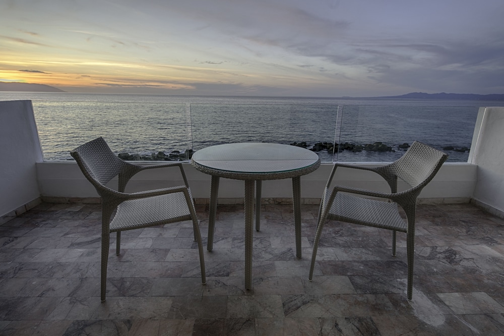 Remodeled Oceanfront 1 Bedroom Suite With Large Terrace Oceanfront