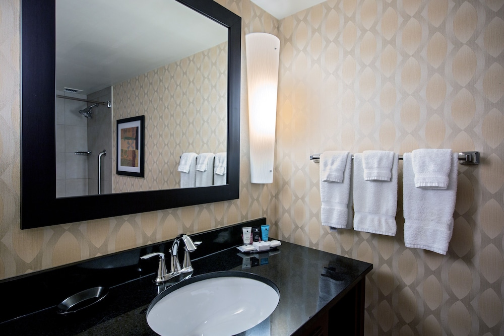 Premium Room, 1 King Bed, Balcony (Interior Balcony) - Photo 10