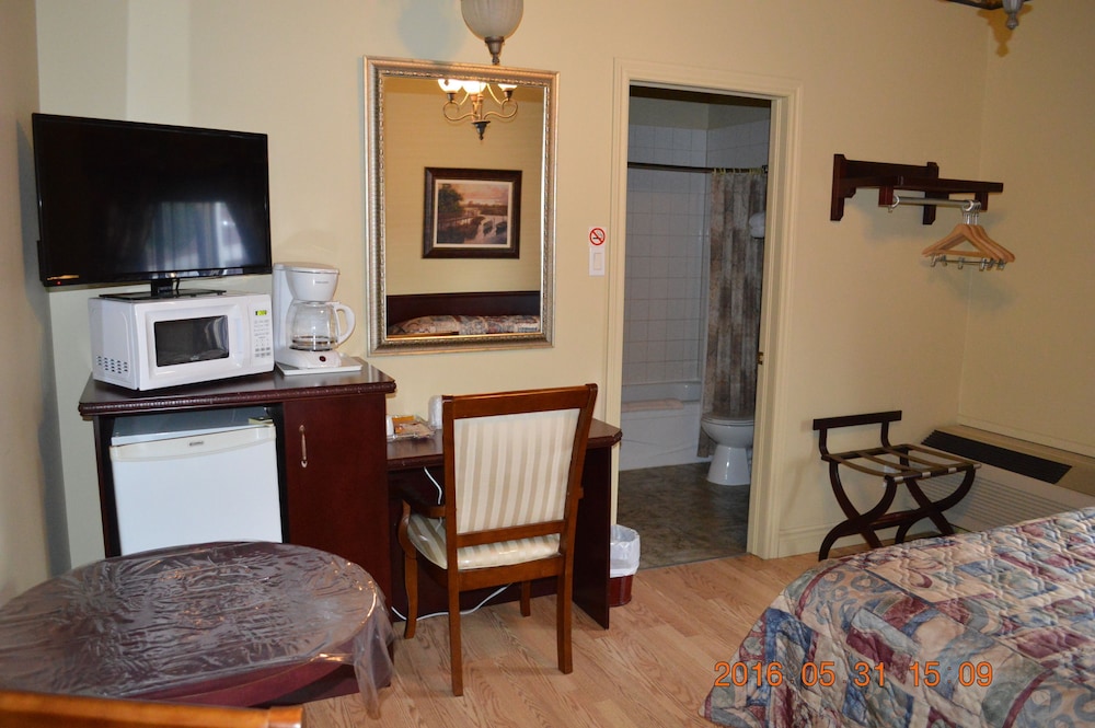 Standard Room, 1 Queen Bed photo 2