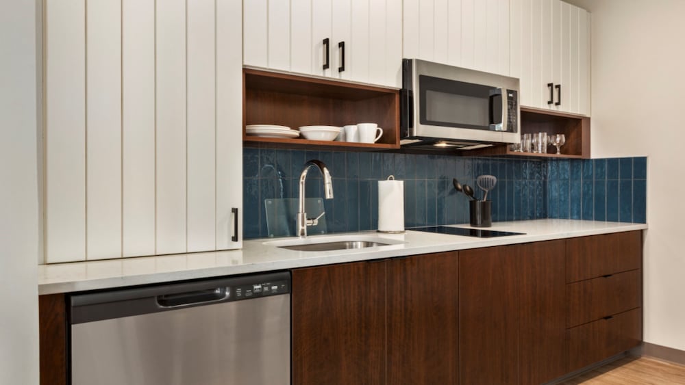 Studio Suite, 1 King Bed, Kitchen (Walk-In Shower) - Photo 1