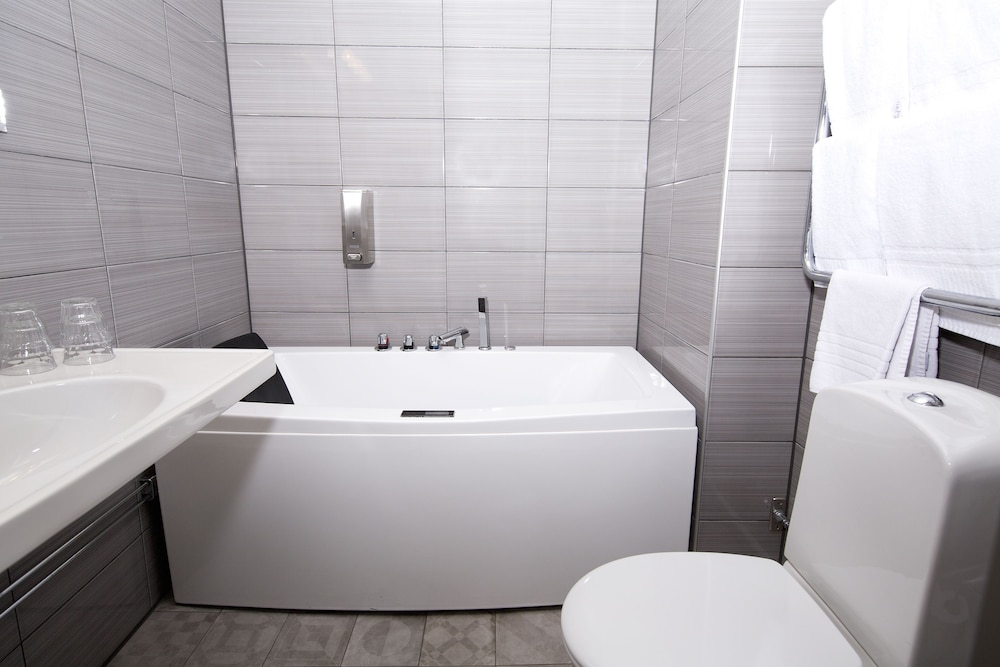 Standard Room, 1 Queen Bed, Non Smoking, Bathtub (with Sofabed) thumbnail 5