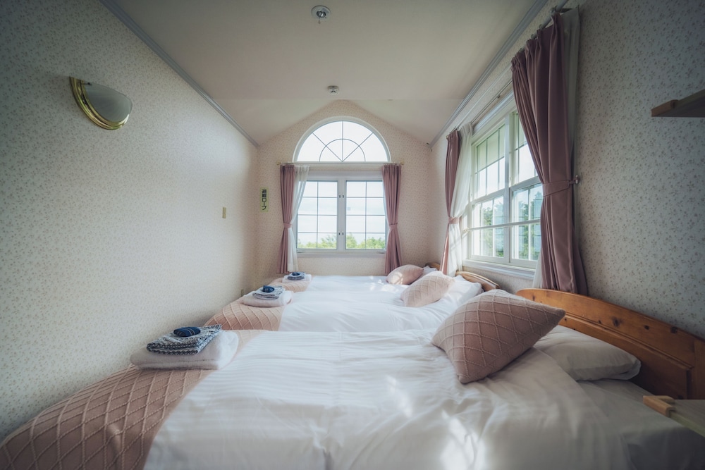 Economy Triple Room, 3 Twin Beds, Partial Sea View photo 1