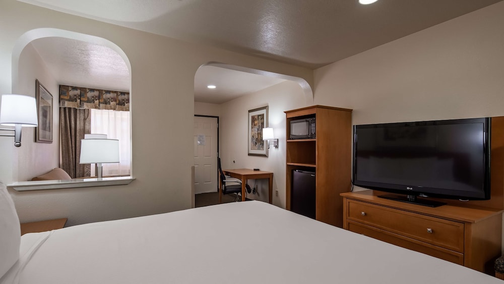 Suite, 1 King Bed, Non Smoking, Refrigerator & Microwave photo 1