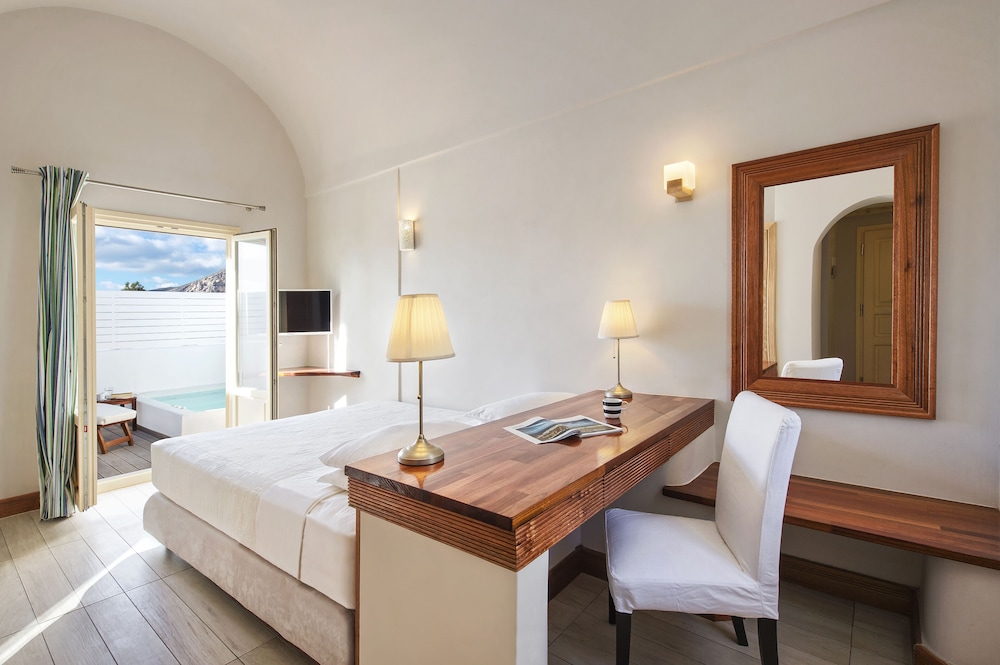 Junior Studio Suite, Jetted Tub - Photo 1