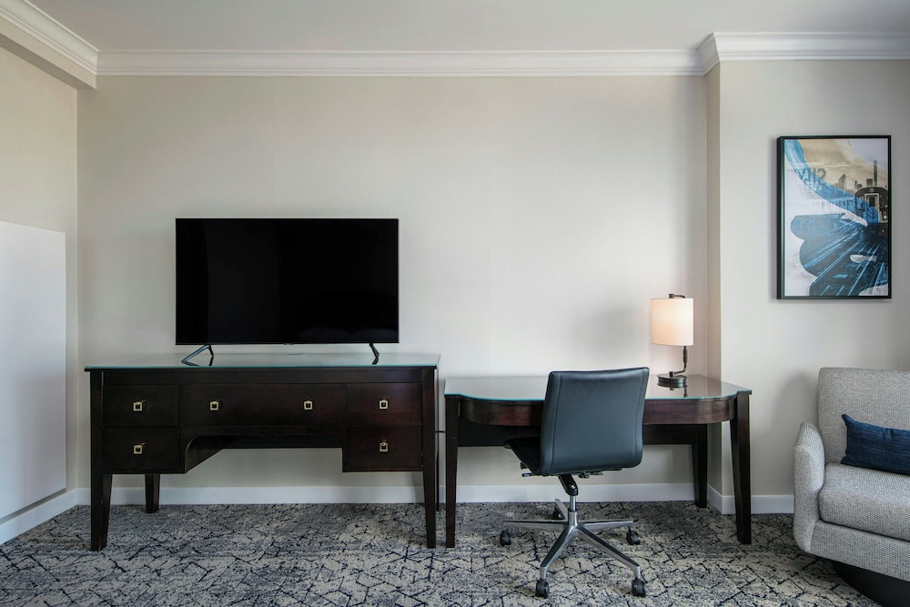 Room, 1 King Bed (Mobility/Hearing Access, Roll-in Shwr) photo 1