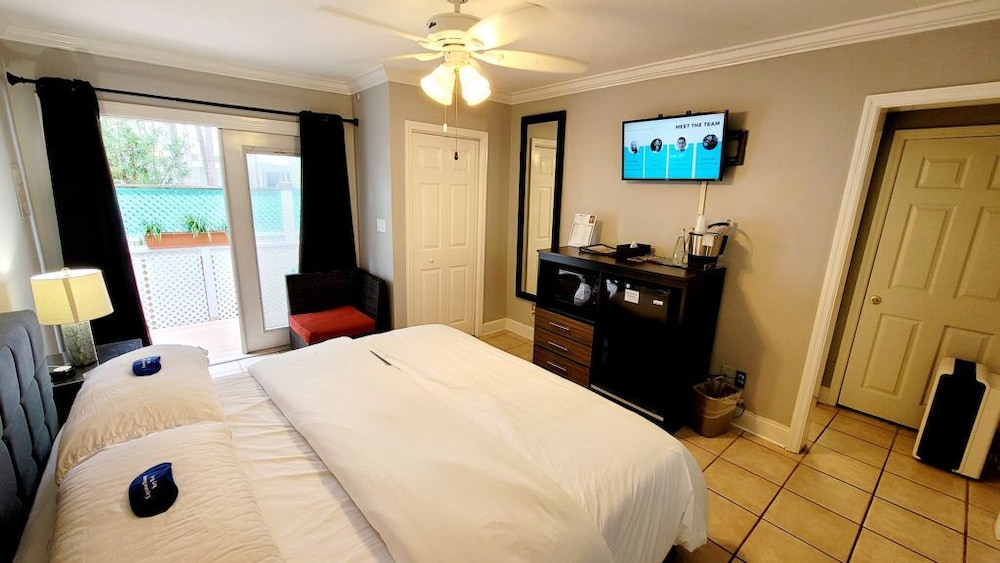 Room 31 - Economy - King Bed - Adults Only 21+