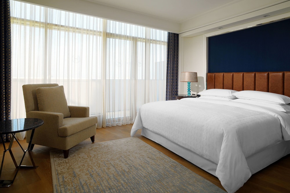 Deluxe Suite, 1 King Bed, Terrace