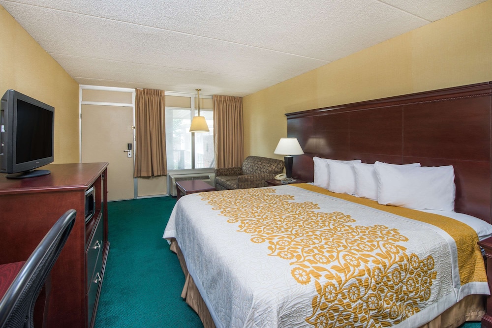 Standard Room, 1 King Bed - Photo 2