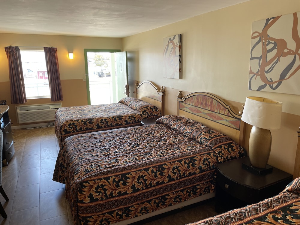 Deluxe Room, 3 Queen Beds - Photo 5